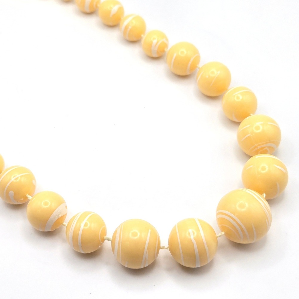 Vintage Butter‎ Yellow with White Swirl Graduated Bead Necklace Retro Beaded